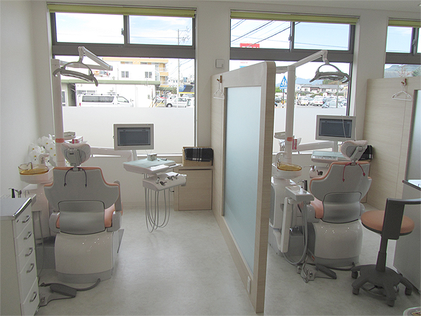  診察室は３台の歯科ユニットを配置